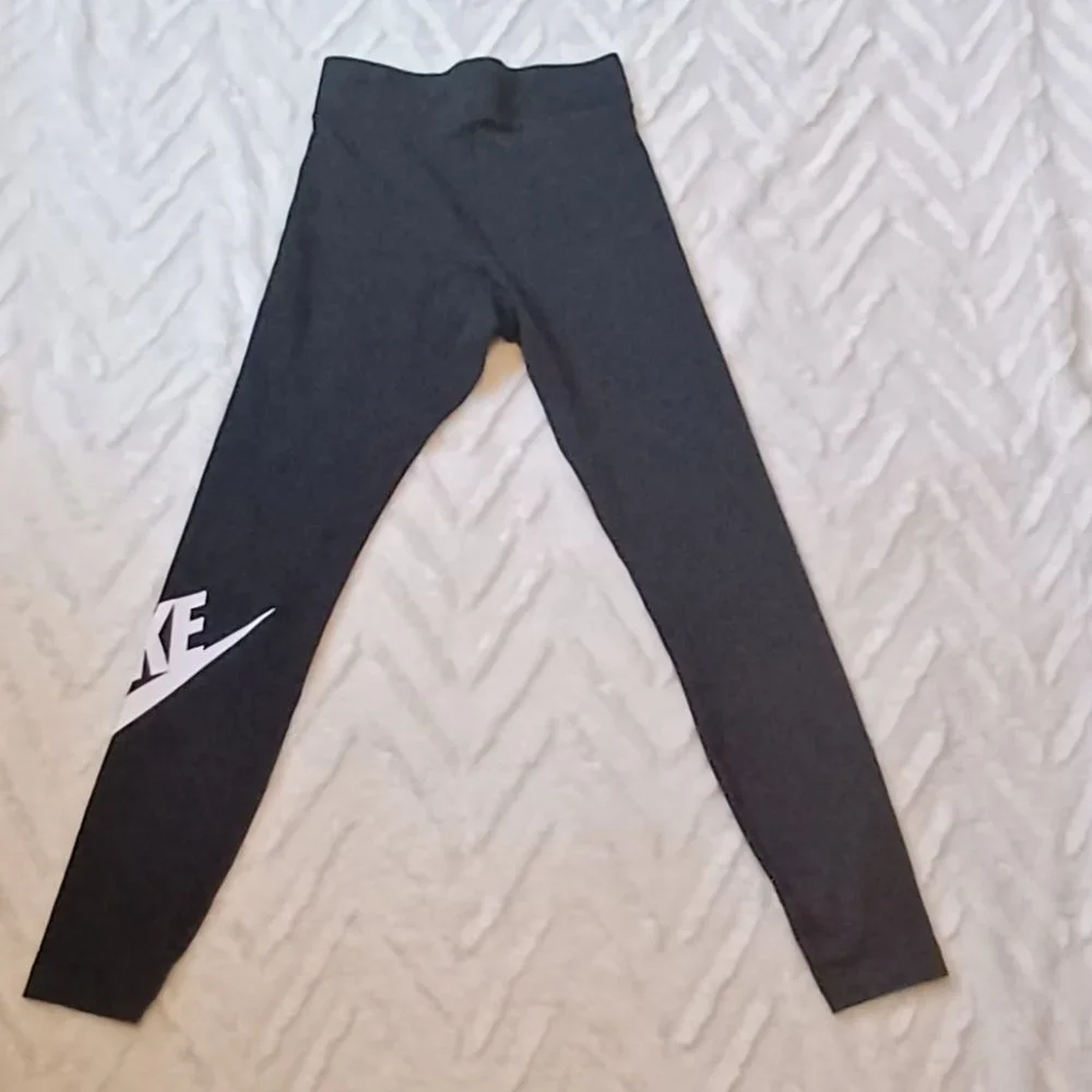 NIKE - Picture 2 of 2